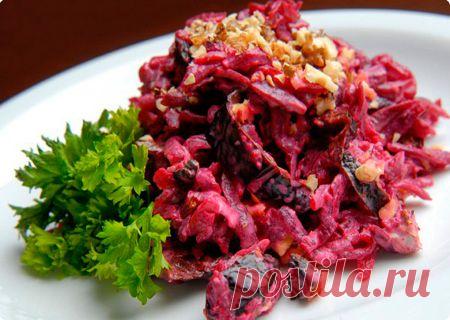 Cалат из свеклы, грецких орехов и чернослива. Рецепты салата из свеклы, грецких орехов и чернослива. Как правильно приготовить салат из свеклы, грецких орехов и чернослива. Как приготовить дома салат из свеклы, грецких орехов и чернослива вкуснее, чем в ресторане - советы от кулинаров