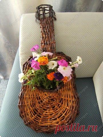 Гитара-кашпо из газет. МК. | Страна Мастеров