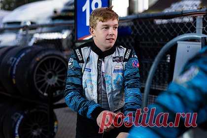 Американский автогонщик сломал ключицу во время празднования победы