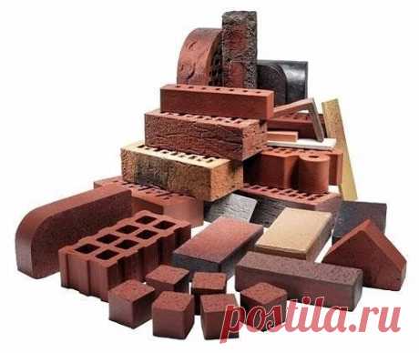 Виды кирпича 
 
Часто от любителей, занимающихся строительством, можно услышать рассуждения по вопросу о том, какие виды кирпича лучше. Такая постановка вопроса неверна изначально. 
 
Существуют разные типы кирпичей, которые различаются по составу, прочностным характеристикам, водонепроницаемости, огнеупорности, теплопроводности и, как следствие, по области их применения. 
 
Силикатный — самый популярный 
 
Самые распространённые в России — силикатные кирпичи. Они производ...
