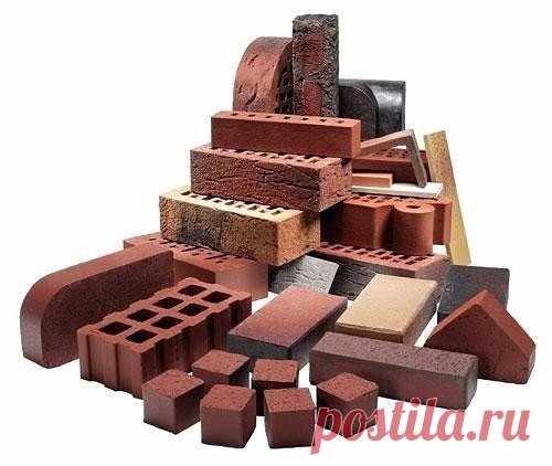 Виды кирпича 
 
Часто от любителей, занимающихся строительством, можно услышать рассуждения по вопросу о том, какие виды кирпича лучше. Такая постановка вопроса неверна изначально. 
 
Существуют разные типы кирпичей, которые различаются по составу, прочностным характеристикам, водонепроницаемости, огнеупорности, теплопроводности и, как следствие, по области их применения. 
 
Силикатный — самый популярный 
 
Самые распространённые в России — силикатные кирпичи. Они производ...