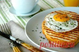 Крок-месье и Крок-мадам Запеченные сэндвичи с хрустящей аппетитной корочкой, с ветчиной и сыром внутри – чудесный вариант для сытного завтрака. Приготовить эти красивые французские сэндвичи можно в двух вариантах: Крок-месье и Крок-мадам. Для того, чтобы получился Крок-месье, достаточно остановиться на четвёртом пункте нашего пошагового рецепта, завершив приготовление блюда на двусторонней обжарке бутерброда. А чтобы вышла Крок-мадам, надо добавить сэндвичу кокетливую «шап...