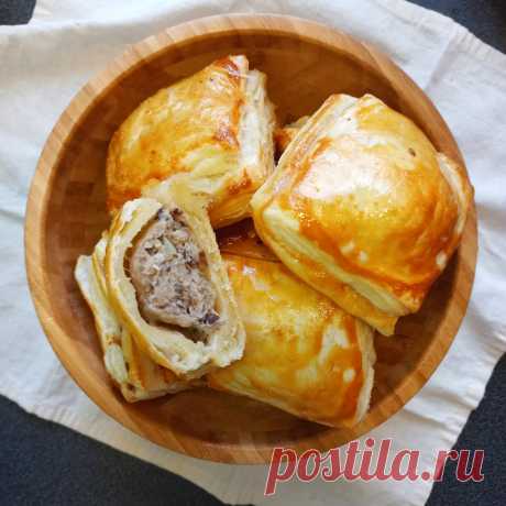 Бань пате зо - вьетнамские слоёные булочки с мясной начинкой - Anna cooks the world Снова вьетнамский рецепт с явным французским следом. Бань пате зо (bánh patê sô) по-вьетнамски или pâté chaud (горячий пирог) по-французски – простенькие хрустящие слоёные булочки с мясной начинкой, обычно из свиного фарша. Конечно, французы привезли во Вьетнам не только слоёное тесто. Кофе, лук, морковь, цветная капуста, картофель и некоторые другие …