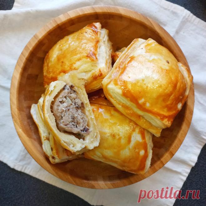 Бань пате зо - вьетнамские слоёные булочки с мясной начинкой - Anna cooks the world Снова вьетнамский рецепт с явным французским следом. Бань пате зо (bánh patê sô) по-вьетнамски или pâté chaud (горячий пирог) по-французски – простенькие хрустящие слоёные булочки с мясной начинкой, обычно из свиного фарша. Конечно, французы привезли во Вьетнам не только слоёное тесто. Кофе, лук, морковь, цветная капуста, картофель и некоторые другие …