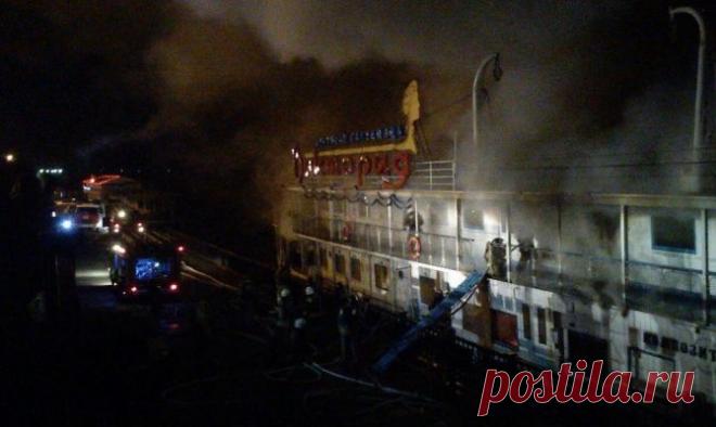Теплоход "Композитор Калинников" в Красноярске выгорел полностью - Новости Событий - Новости Mail.Ru