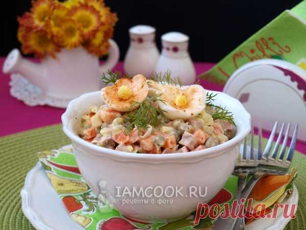 Салат «Оливье» с колбасой и горошком (классический рецепт) — рецепт с фото Этот знаменитый салат ассоциируется с празднованием Нового года, но можно устроить праздник и в будни, приготовив его для своих родных.