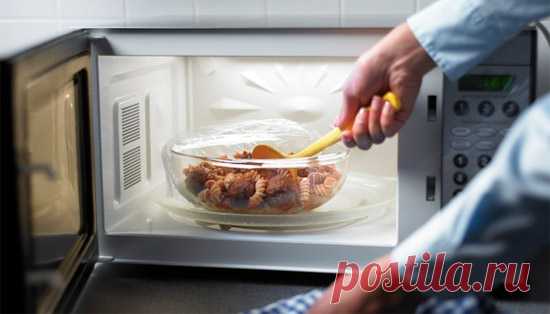 5 трюков для микроволновки, которые сэкономят массу времени Как и многие гениальные изобретения, микроволновая печь появилась случайно. Во время экспериментов с магнетроном инженер Перси Спенсер заметил, что шоколад в его кармане расплавился. Он решил с пользой использовать способность устройства нагревать продукты и запатентовал микроволновую печь...