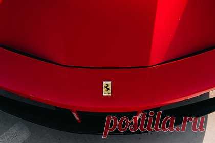 Турист проехал по улице в Италии на Ferrari и разозлил чиновников. Американский турист проехал по пешеходной улице во Флоренции, Италия, на Ferrari и разозлил местных чиновников. Уточняется, что 43-летнего водителя спортивной машины оштрафовали на 500 долларов (38 тысяч рублей). Очевидцы заметили его на автомобиле в историческом центре города, где гуляют пешеходы.