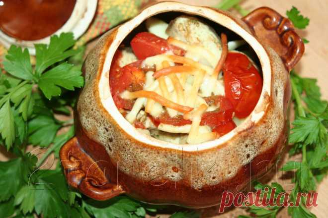 Горшочки с индейкой, сыром и овощами.