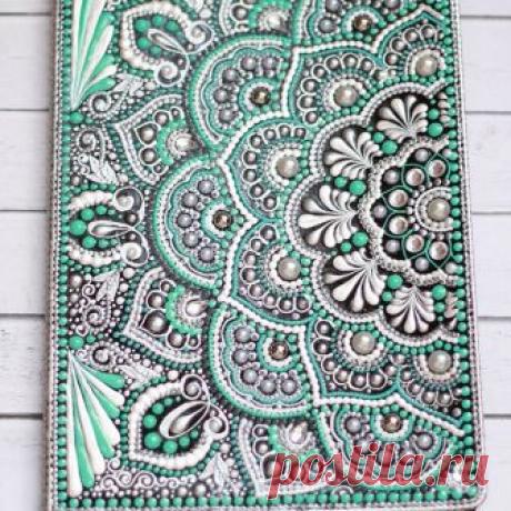 #metrr_блокноты
Удивительнейший блокнот аж формата А4 - огромненький и очень красивенький!!! Просьба от заказчицы была такая - рисунок сделать как на одном из моих ежедневников формата А6. Вот, фантазии хватило дорисовать этот дизайн до А4!
_______ 
Все о точечной росписи здесь @tochechnaya_rospis 
Мой личный аккаунт @elena__morgun 
#на_заказ #своими_руками #handmadeaccesories #эксклюзивныеподарки #точечнаяроспись #подарокнанг #подарокнаюбилей #золотыеручки #подаркидлялю...