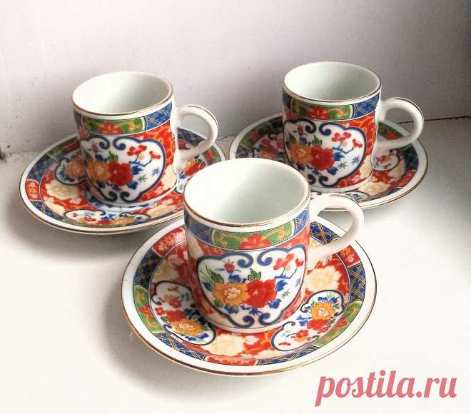 Винтаж: Три красочные кофейные пары, ручная роспись, Япония купить в интернет-магазине Ярмарка Мастеров по цене 1050 ₽ – X6VVIRU, Кружки винтажные, Рошаль - доставка по России Винтаж: Три красочные кофейные пары, ручная роспись, Япония в наличии в интернет-магазине на Ярмарке Мастеров - 55748574. Кружки винтажные от Antiq-vintag. Размер: Чашка: 6*5 см, емкость: 90 мл
Блюдце: 12,5 см
Вес: 218 г. Материал: фарфор, ручная роспись. Гарантированная доставка по всей ...