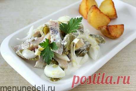 Рецепт салата с сельдью и маринованным огурцом / Меню недели
