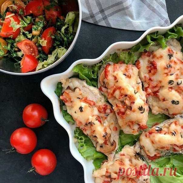 Куриные отбивные с шампиньонами 

Ингредиенты: 
- куриное филе 
- шампиньоны 
- лук 
- помидоры 
- тертый сыр 
- сметана 
- тимьян 
Приготовление: 
1. Обжариваем на сковороде мелко нарезанный лук. Нарезаем шампиньоны, обжариваем до золотистого цвета. 
2. Солим и перчим кусочки мяса по вкусу, смазываем сметаной, сверху выкладываем жареный лук, кусочки шампиньона. Нарезаем помидор на мелкие квадратики, выкладываем сверху на мясо. 
3. Ставим в разогретую духовку на 180С, за 5...