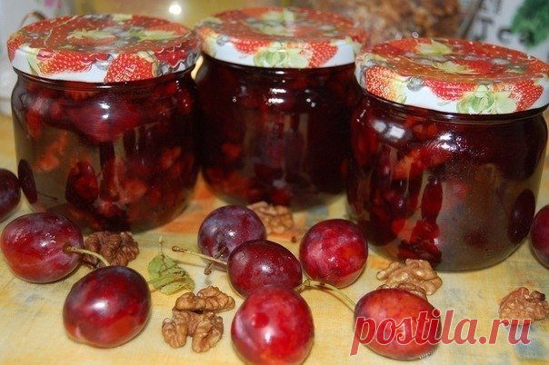 Джем из сливы с грецкими орехами.

1 кг сливы
100 г грецкого ореха
1,2 стакана воды
900 г сахара
орехи предварительно залить кипятком минут на 10(распаренные они лучше впитают в себя сироп)
из слив удалить косточки, добавить воду и проварить до размягчения (минут 10), затем сахар и орехи и варить до готовности на маленьком огне при помешивании еще минут 40. Горячий джем разлить по банкам и закрыть.