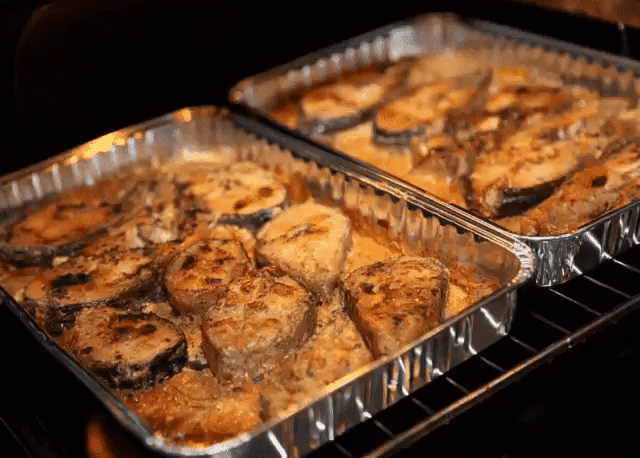 Самый вкусный рецепт запекания горбуши
Надо взять:
горбуша 1 шт.
сметана не жирная 0,5 ст. ( 10% сгодится)
зелень пару веточек укропа и петрушки
соль
сок половинки лимона
Приготовление:
Конечно можно было купить и филе горбуши и не возиться с разделкой. Но целая была гораздо пригляднее на вид, так что разделываю на филе.
Рыбу помыла. Соскребла чешую и, на радость местным котам, отрезала голову.
Теперь делаю аккуратный разрез вдоль позвоночника
Разворачиваю
Теперь осталось убрать позвоночник, о
