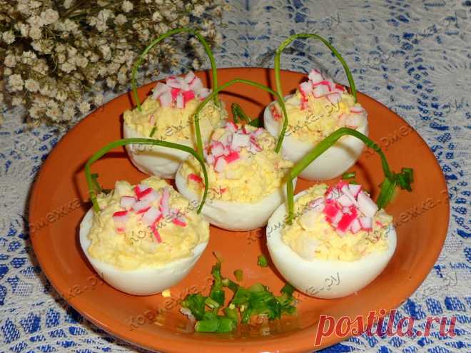 Яйца, фаршированные крабовыми палочками - Кормежка.ру