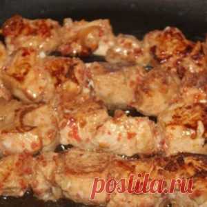 Мясные рулетики на шпажках под острым необычным соусом