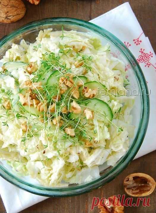 Легкий салат из китайской капусты с огурцом, яблоком и грецкими орехами .