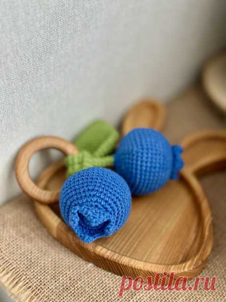 PDF Погремушка Голубика крючком. FREE crochet pattern; Аmigurumi toy patterns. Амигуруми схемы и описания на русском. Вязаные игрушки и поделки своими руками #amimore - погремушка в виде ягод голубики из обычной пряжи, маленькая ягодка голубики для малышей.