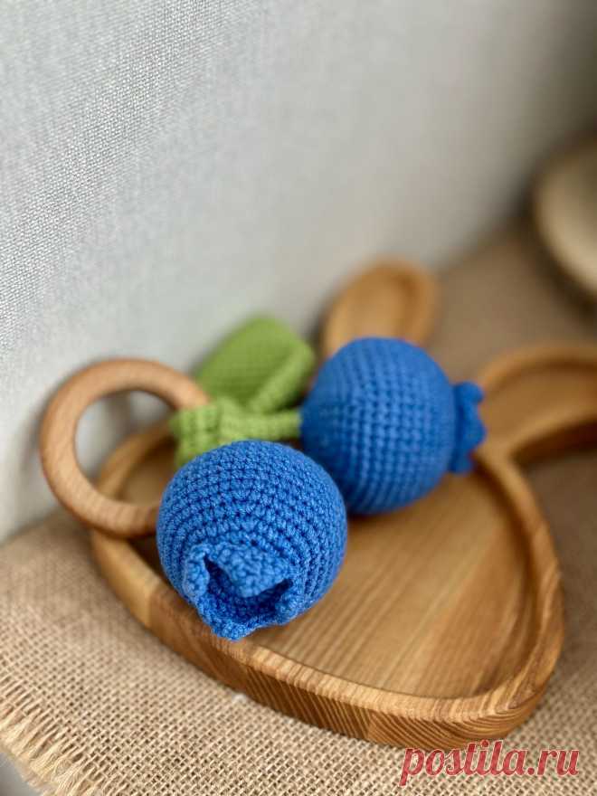 PDF Погремушка Голубика крючком. FREE crochet pattern; Аmigurumi toy patterns. Амигуруми схемы и описания на русском. Вязаные игрушки и поделки своими руками #amimore - погремушка в виде ягод голубики из обычной пряжи, маленькая ягодка голубики для малышей.
