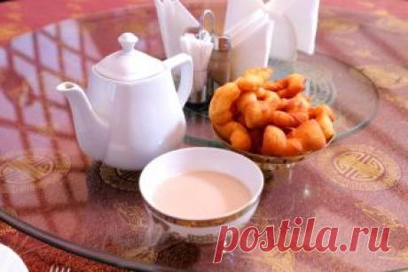 Калмыцкий чай — 8 рецептов приготовления в домашних условиях Пьют ли соленый чай? Что вы ответите, услышав такой вопрос. Многие удивятся, но в Средней Азии пьют только такой. Калмыцкий чай – это экзотическое сочетания вкуса. Он получается соленым, очень часто острым и заправлен маслом. Калмыцкий чай - состав, пищевая ценность и калорийность В первую очередь этот чай – зеленый. За основу не зря выбран именно этот вид. Во время приготовления сохраняются все питательные вещес...