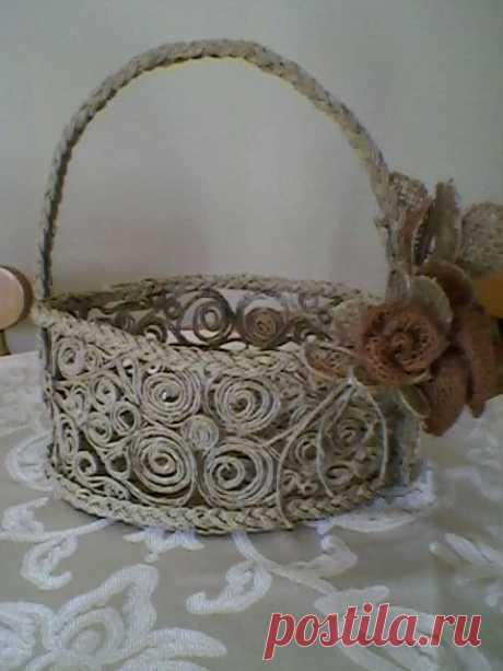 Tutorial per realizzare un cestino con lo spago - Il blog italiano sullo Shabby Chic e non solo Tutorial per realizzare un cestino con lo spago….. Relativamente semplice la realizzazione di questo cestino in corda di juta, infatti basta ben poco per la sua realizzazione, nel dettaglio un contenitore profondo che funga da stampo, abbondante corda, un flaconcino di colla per tessuti acetovinilica (quella trasparente). Porre il contenitore capovolto su un ripiano e ... Leggi ancora