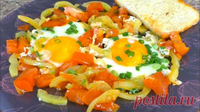 Вкусный завтрак из яиц, глазунья с овощами.