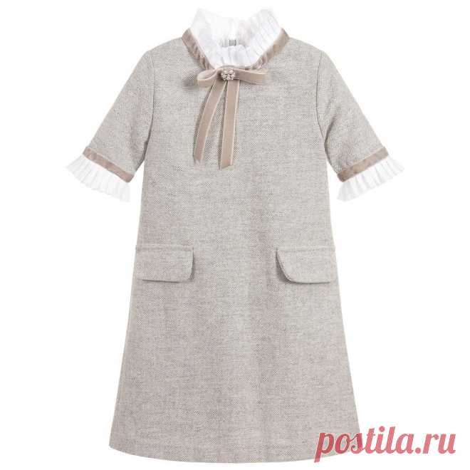 Girls Grey Wool Blend Dress An elegant grey dress for girls from Lapin House, made in a soft wool blend in a herringbone weave. Beautifully trimmed with white pleated details, velvet ribbon, and finished with a pearl and diamanté centred bow. The dress is fully lined in silky fabric for added comfort.
