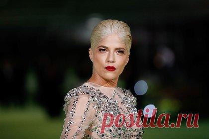 Неизлечимо больная Сельма Блэр ответила на обвинения в нарциссизме. 50-летняя американская актриса Сельма Блэр, страдающая от рассеянного склероза, ответила на обвинения в нарциссизме. По словам неизлечимо больной Блэр, она стала меньше рассказывать о симптомах заболевания в социальных сетях из-за атак интернет-троллей, высмеивающих ее за использование функций соцсетей для незрячих.