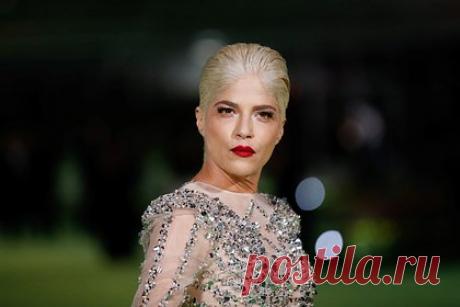 Неизлечимо больная Сельма Блэр ответила на обвинения в нарциссизме. 50-летняя американская актриса Сельма Блэр, страдающая от рассеянного склероза, ответила на обвинения в нарциссизме. По словам неизлечимо больной Блэр, она стала меньше рассказывать о симптомах заболевания в социальных сетях из-за атак интернет-троллей, высмеивающих ее за использование функций соцсетей для незрячих.