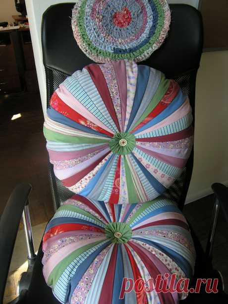 подушки пошиты в технике пэчворк