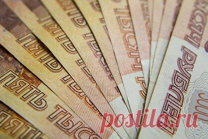 Названы влияющие на рубль факторы. Аналитик ФГ «Финам» Андрей Маслов рассказал о влияющих на курс рубля фактора. Об этом он сообщил в беседе с агентством «Прайм». Маслов заявил, что на рубль и экономику России воздействуют не только санкции против нее, но и контрмеры с ее стороны. Он допустил спад рубля из-за укрепления доллара и пандемии коронавируса.