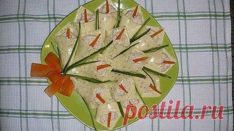 &quot;Закуска &quot;Каллы&quot; (на 15 штук):
- 150 грамм отварной куриной грудки
- 50 гр пармезана
- майонез (домашний)
- 5 желтков (яйцо куриное)
-соль, белый перец по вкусу

1. Грудку отварить, в течении 10-15 минут, с добавлением соевого соуса, вместо соли. 
2. Остудить, мелко нарезать.
3. Смешать желтки и майонез, добавить пармезан, затем остальные ингредиенты.
4. Завернуть начинку конвертиком, украшение из огурцов и вареной моркови.
5. Бант из сырой моркови.
6. Сырные п