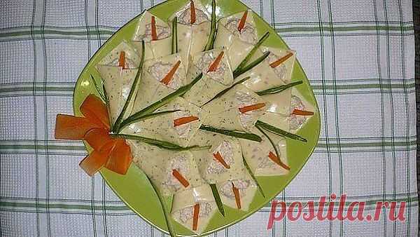 "Закуска "Каллы" (на 15 штук):
- 150 грамм отварной куриной грудки
- 50 гр пармезана
- майонез (домашний)
- 5 желтков (яйцо куриное)
-соль, белый перец по вкусу

1. Грудку отварить, в течении 10-15 минут, с добавлением соевого соуса, вместо соли. 
2. Остудить, мелко нарезать.
3. Смешать желтки и майонез, добавить пармезан, затем остальные ингредиенты.
4. Завернуть начинку конвертиком, украшение из огурцов и вареной моркови.
5. Бант из сырой моркови.
6. Сырные п