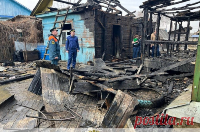 Две жительницы Приморья погибли при пожаре в частном доме. Пожарные смогли спасти несовершеннолетних девочку и мальчика.