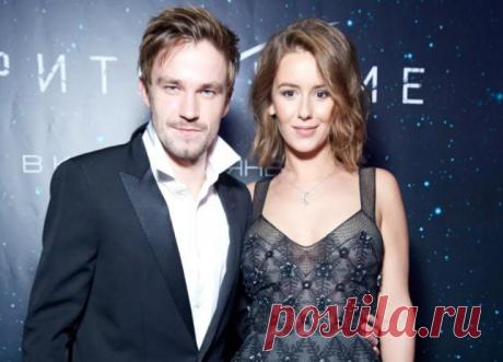 Александр Петров и Ирина Старшенбаум — кто разрушил их любовь
На сегодняшний день Саша Петров является одним из самых востребованных актеров российского кино. Режиссеры его просто обожают, и постоянно дают различные роли. Все это кажется удивительным когда узнаешь, что рос и воспитывался Александр в самой обычной семьи, мечтая связать свою жизнь с футболом. Парень играл всю свою жизнь и готовился переехать в Москву для продолжения […]
Читай дальше на сайте. Жми подробнее ➡