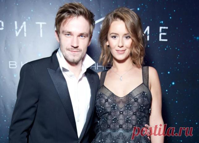 Александр Петров и Ирина Старшенбаум — кто разрушил их любовь
На сегодняшний день Саша Петров является одним из самых востребованных актеров российского кино. Режиссеры его просто обожают, и постоянно дают различные роли. Все это кажется удивительным когда узнаешь, что рос и воспитывался Александр в самой обычной семьи, мечтая связать свою жизнь с футболом. Парень играл всю свою жизнь и готовился переехать в Москву для продолжения […]
Читай дальше на сайте. Жми подробнее ➡