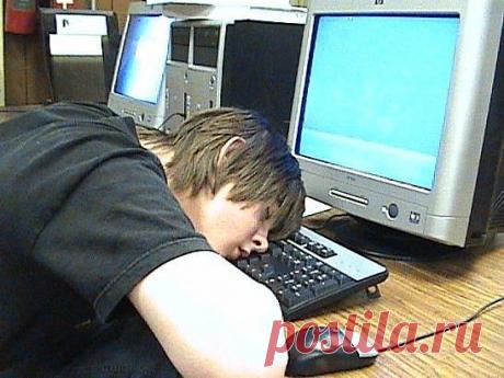 Изучая меню Электропитание, вы можете заметить, что помимо уже знакомого нам «ждущего» режима в Windows имеется еще какой-то странный «спящий»... Интересно, а зачем нужен еще какой-то странный «спящий режим»... и нужен ли вообще?
Ответ на этот вопрос будет быстрым и уверенным — да! В отличие от сомнительного «ждущего», спящий режим — штука крайне полезная и нужная тем, кто работает с компьютером ежедневно и интенсивно...