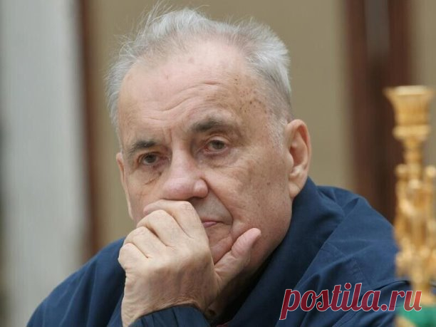 Ностальгия — это значит
неизбывная тоска,
когда сердце горько плачет
от любого пустяка.

Ностальгия, как дорожка —
очень трепетная нить —
в то, что больше невозможно
ни вернуть, ни воскресить.

Что такое ностальгия?
Это боль, и это крик,
и разлука с дорогими,
и со всем, к чему привык.

Ностальгия — это пламя,
не зальют его года,
это раненая память
об ушедших навсегда.

Голову сжимает обруч,
жизнь на медленном огне.
Ностальгия — это горечь
по потерянной стране.

По утраченн...