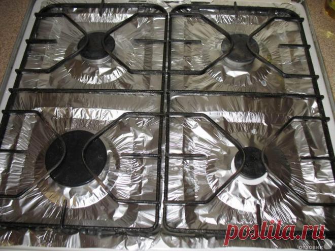 А вы знаете, зачем нужно застилать плиту фольгой? - Журнал Советов Это очень интересный и простой способ облегчить себе жизнь. Все хозяйки так или иначе ведут непрерывный бой за чистоту на кухне, в том числе за чистоту плиты. А она так и норовит покрыться трудноудаляемые пятнами от жира, сбежавшего молока или еще чего-нибудь. Можно устраивать бесконечные химические атаки на плиту в попытках ее отдраить. А можно применить “военную […]