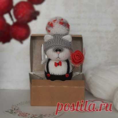 Котик-джентльмен спешить подарить Вам цветы...
#игрушкиспицами #вязаныйподарок #игрушкиLoveKathyToys