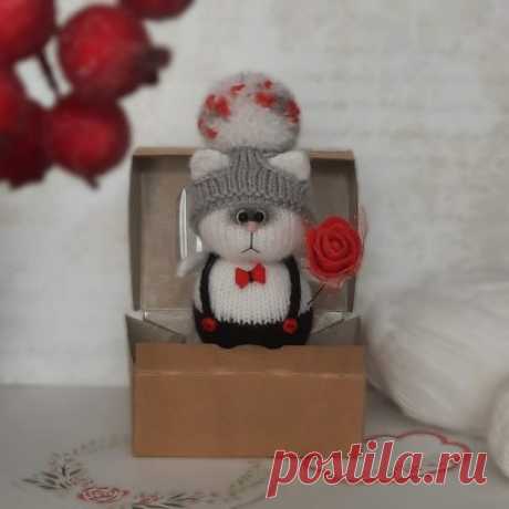 Котик-джентльмен спешить подарить Вам цветы...
#игрушкиспицами #вязаныйподарок #игрушкиLoveKathyToys
