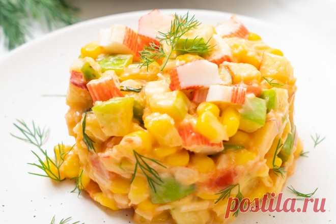 Крабовый салат с яблоками и ананасами – простой и вкусный рецепт, как приготовить пошагово Главная изюминка этого крабового салата в том, что он не овощной, а фруктовый. Я добавляю яблоки и ананасы, но еще тут будет уместна груша, папайя, апельсины и зеленый виноград кишмиш. Пробуйте и экспериментируйте!