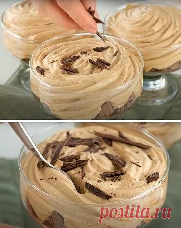 Десерт из кофе за 5 минут. Так вкусно, что готовлю его каждые выходные

Ингредиенты:
Кофе — 4 ст.л.;
Сахар — 120 г;
Вода — 140 мл;
Взбитые сливки 33-36% — 400 мл;
Сгущенное молоко — 80 мл;
Печенье — 3 шт.

Готовим:
Смешиваем кофе с сахаром, вливаем в смесь холодную воду, тщательно перемешиваем. Взбиваем кофейную смесь до пышности миксером.
Отдельно взбиваем взбитые сливки, добавляем сгущенное молоко. Продолжаем взбивать массу до загустения и легких устойчивых пиков.
Добавл...