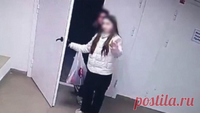 Российские школьницы украли из магазина вещи на 10 тыс. рублей и помахали в камеру. В Энгельсе двух школьниц подозревают в краже вещей из магазина в ТЦ. Об этом сообщили в пресс-службе ГУ МВД РФ по Саратовской области. Как рассказали в полиции, кража произошла 7 ноября в торговом центре "Лазурный". Две ...