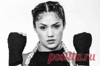 Девушка-боец MMA показала тверк и восхитила фанатов. Американская девушка-боец смешанного стиля (MMA) Перл Гонсалес поделилась видео с тверком. 35-летняя Гонсалес опубликовала ролик, где сперва демонстрирует удары, а затем танцует тверк. Фанаты в комментариях к посту восхищаются спортсменкой. Гонсалес регулярно публикует откровенное фото в Instagram.