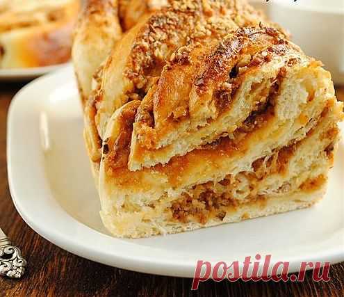 Кранц с вареной сгущенкой и грецкими орехами.