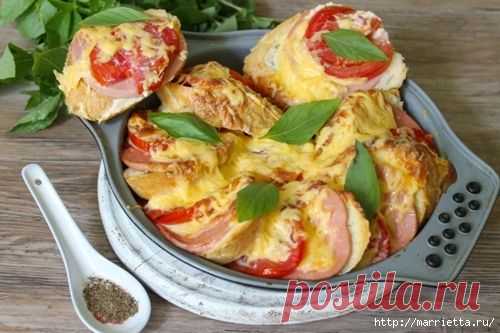 ЗАКУСОЧНЫЙ ПИРОГ ПО-БЫСТРОМУ С СЫРОМ, КОЛБАСОЙ И ПОМИДОРАМИ