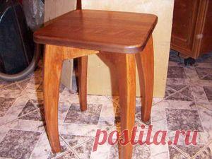 Практичный табурет из дерева