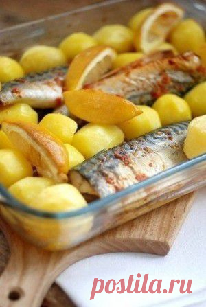 Запеченная острая скумбрия с овощами